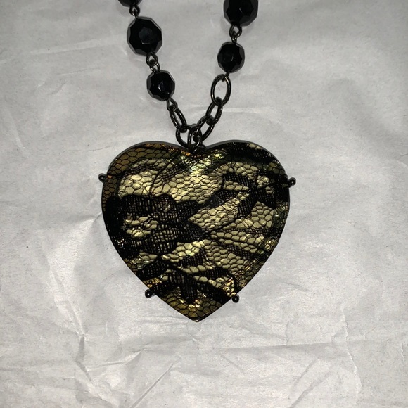 Clear tinted lace heart necklace - Picture 2 of 3